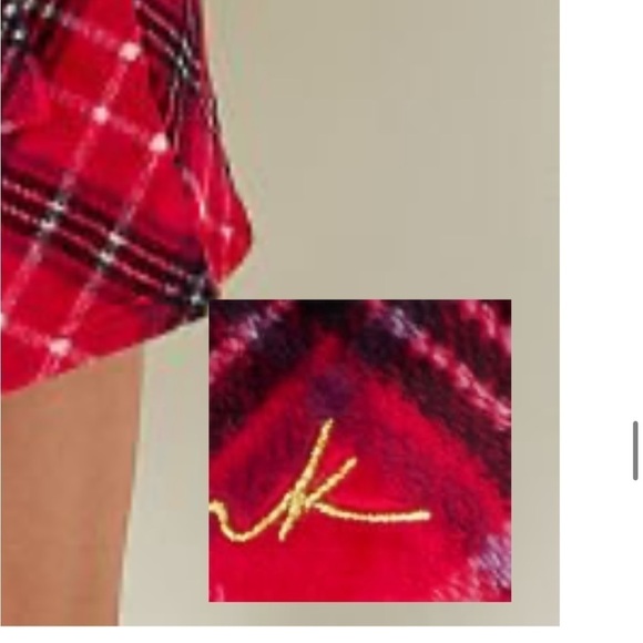 PINK
Fluffy Robe - Picture 2 of 2